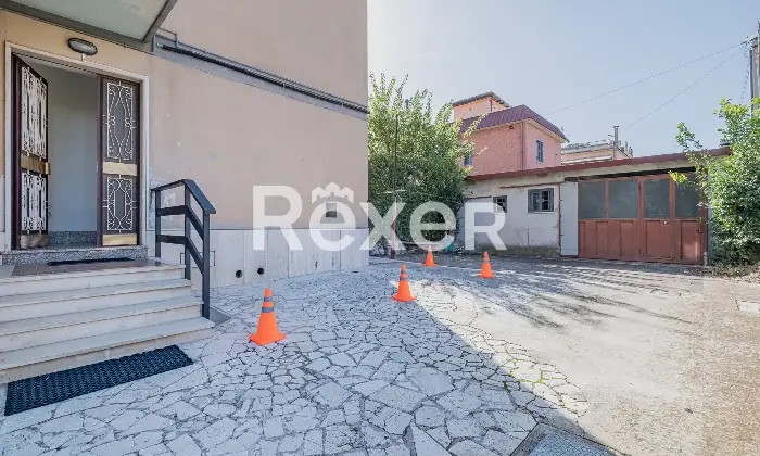 Rexer-Roma-Ampio-trilocale-ristrutturato-ultimo-piano-con-lastrico-solare-Altro