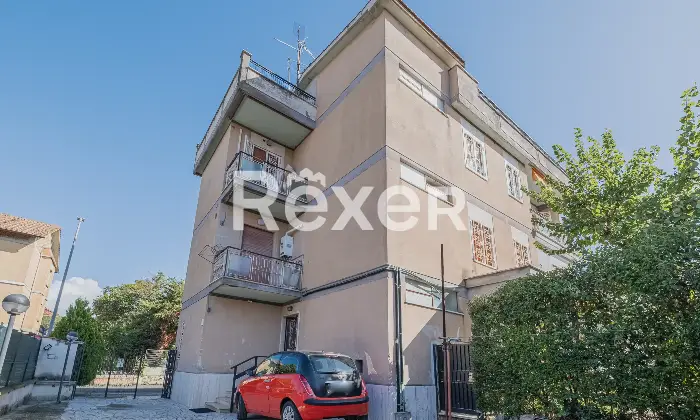 Rexer-Roma-Ampio-trilocale-ristrutturato-ultimo-piano-con-lastrico-solare-Altro