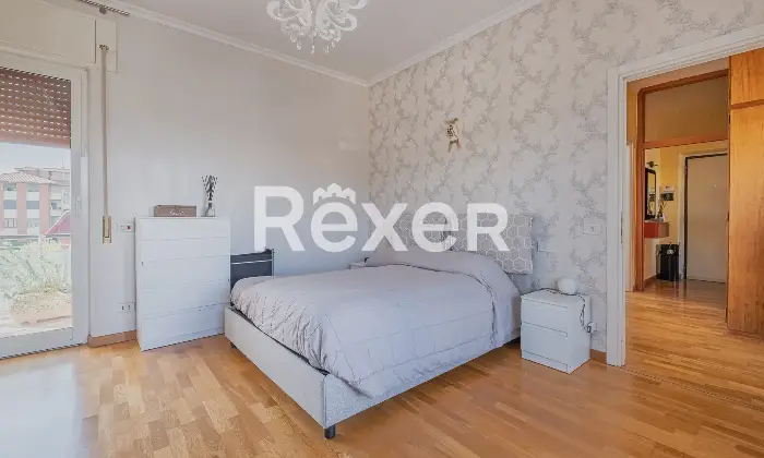 Rexer-Roma-Ampio-trilocale-ristrutturato-ultimo-piano-con-lastrico-solare-Altro