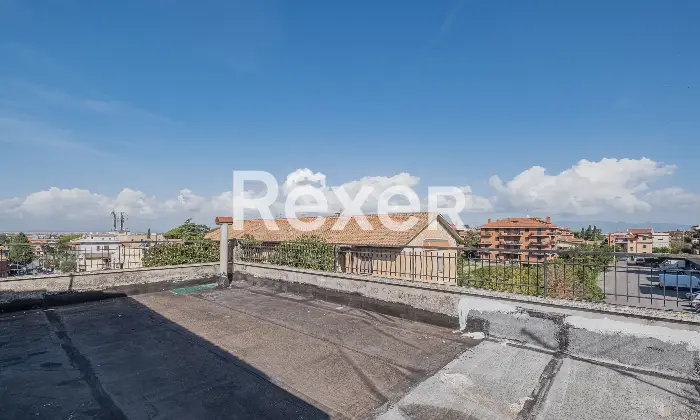 Rexer-Roma-Ampio-trilocale-ristrutturato-ultimo-piano-con-lastrico-solare-Altro