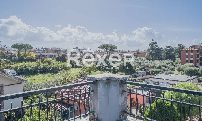 Rexer-Roma-Ampio-trilocale-ristrutturato-ultimo-piano-con-lastrico-solare-Altro