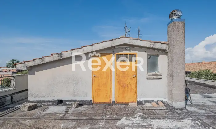Rexer-Roma-Ampio-trilocale-ristrutturato-ultimo-piano-con-lastrico-solare-Altro
