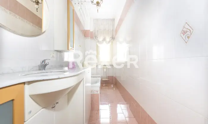 Rexer-Torino-BILOCALE-PIANO-ALTO-LUMINOSO-E-IN-OTTIMO-STATO-INTERNO-Bagno