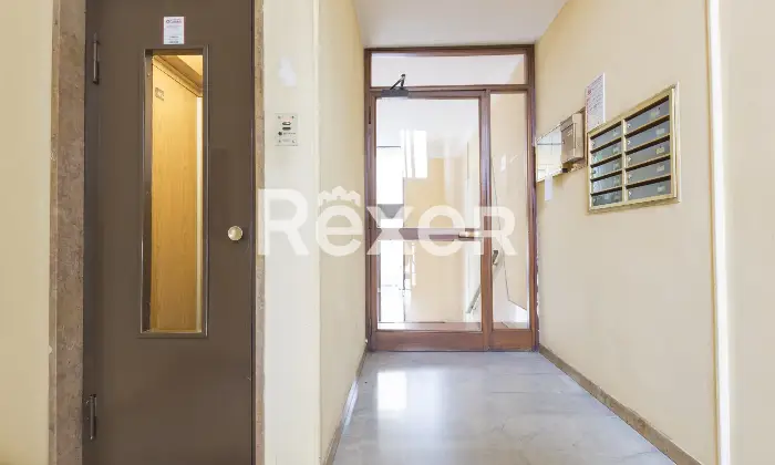 Rexer-Torino-BILOCALE-PIANO-ALTO-LUMINOSO-E-IN-OTTIMO-STATO-INTERNO-Atrio