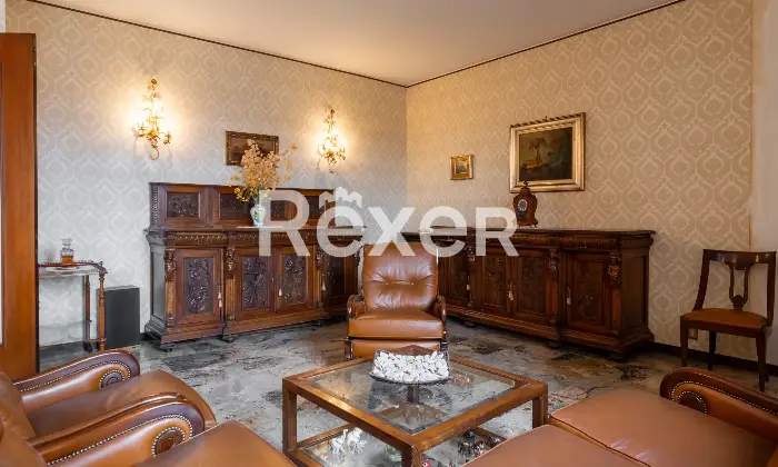 Rexer-Milano-Ampio-e-luminoso-appartamento-di-mq-in-Via-della-Rondine-Soggiorno