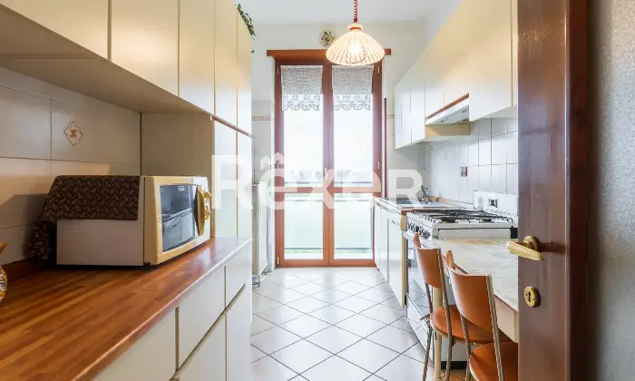 Rexer-Milano-Ampio-e-luminoso-appartamento-di-mq-in-Via-della-Rondine-Cucina