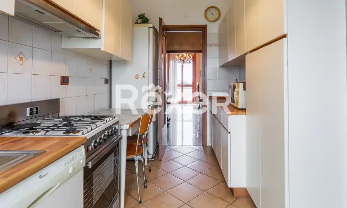 Rexer-Milano-Ampio-e-luminoso-appartamento-di-mq-in-Via-della-Rondine-Cucina