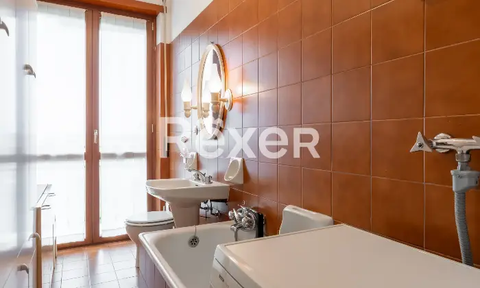 Rexer-Milano-Ampio-e-luminoso-appartamento-di-mq-in-Via-della-Rondine-Bagno