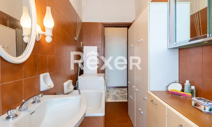 Rexer-Milano-Ampio-e-luminoso-appartamento-di-mq-in-Via-della-Rondine-Bagno