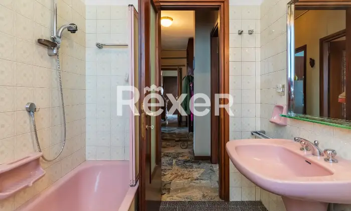 Rexer-Milano-Ampio-e-luminoso-appartamento-di-mq-in-Via-della-Rondine-Bagno