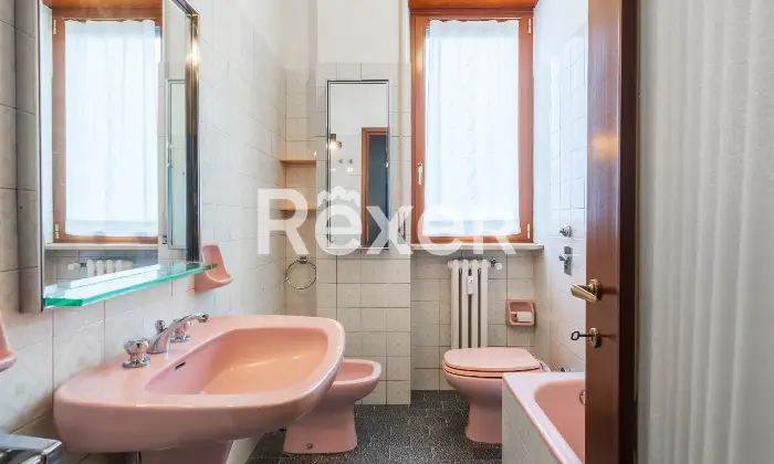 Rexer-Milano-Ampio-e-luminoso-appartamento-di-mq-in-Via-della-Rondine-Bagno
