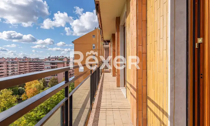 Rexer-Milano-Ampio-e-luminoso-appartamento-di-mq-in-Via-della-Rondine-Balcone