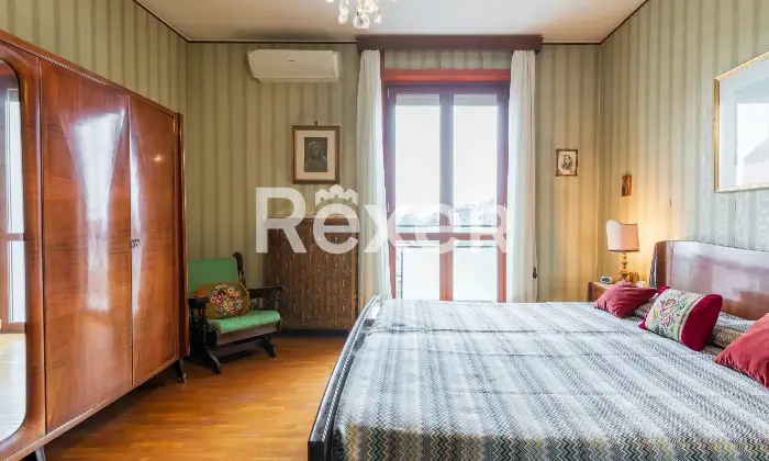 Rexer-Milano-Ampio-e-luminoso-appartamento-di-mq-in-Via-della-Rondine-Camera-da-letto-matrimoniale