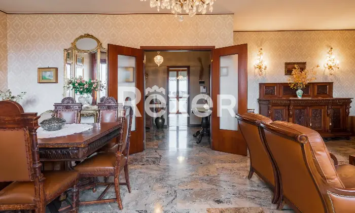 Rexer-Milano-Ampio-e-luminoso-appartamento-di-mq-in-Via-della-Rondine-Altro
