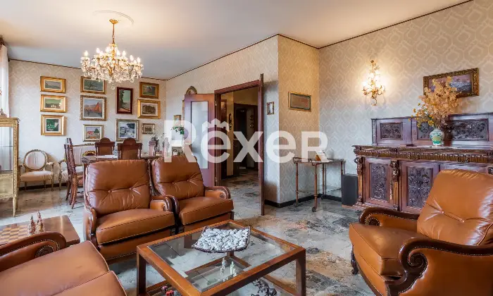 Rexer-Milano-Ampio-e-luminoso-appartamento-di-mq-in-Via-della-Rondine-Soggiorno