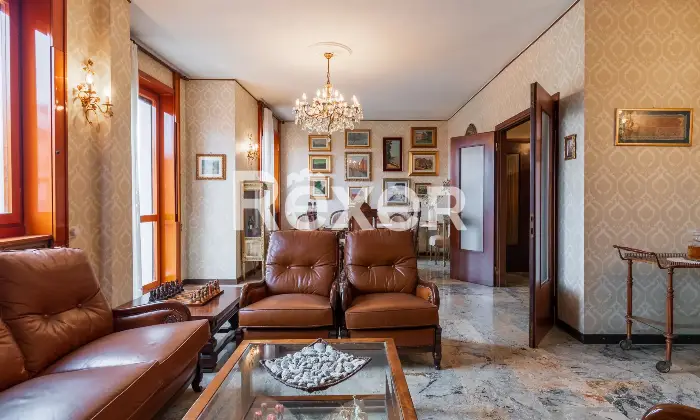 Rexer-Milano-Ampio-e-luminoso-appartamento-di-mq-in-Via-della-Rondine-Soggiorno
