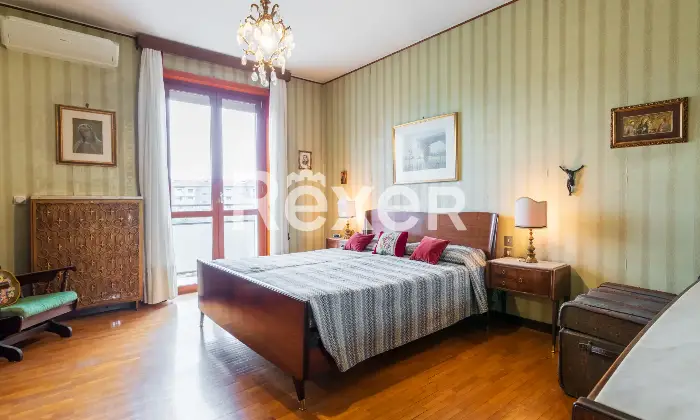 Rexer-Milano-Ampio-e-luminoso-appartamento-di-mq-in-Via-della-Rondine-Camera-da-letto-matrimoniale