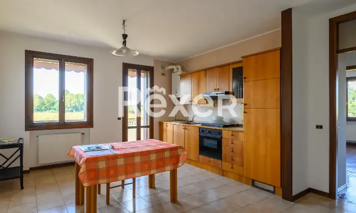 Rexer-Padova-Appartamento-soggiorno-angolo-cottura-due-camere-due-bagni-e-garage-Altro
