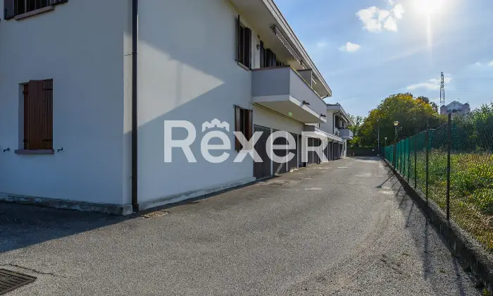 Rexer-Padova-Appartamento-soggiorno-angolo-cottura-due-camere-due-bagni-e-garage-Altro