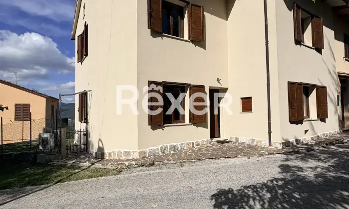 Rexer-Serravalle-di-Chienti-Splendida-porzione-di-bifamiliare-sui-monti-Sibillini-completamente-ristrutturata-Ingresso