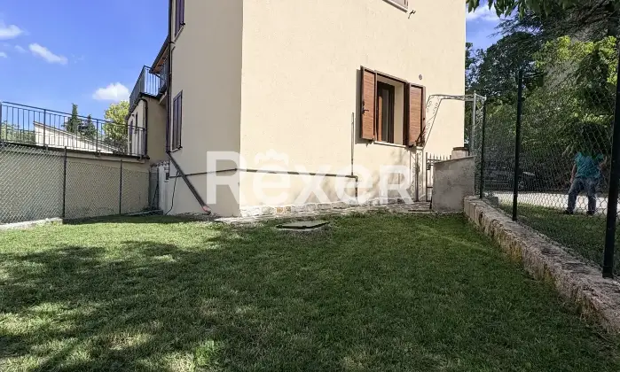 Rexer-Serravalle-di-Chienti-Splendida-porzione-di-bifamiliare-sui-monti-Sibillini-completamente-ristrutturata-Giardino