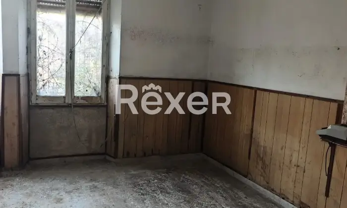 Rexer-Orosei-Vecchia-caserma-di-polizia-su-tre-piani-con-ampie-superfici-e-locali-accessori-Altro