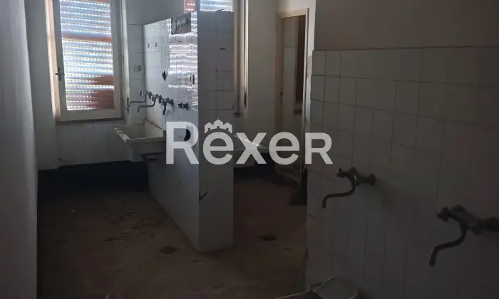 Rexer-Orosei-Vecchia-caserma-di-polizia-su-tre-piani-con-ampie-superfici-e-locali-accessori-Altro