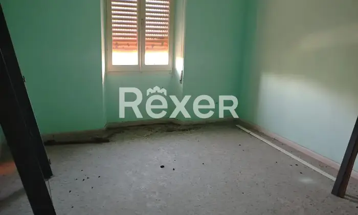 Rexer-Orosei-Vecchia-caserma-di-polizia-su-tre-piani-con-ampie-superfici-e-locali-accessori-Altro