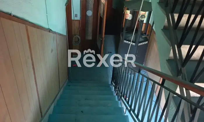 Rexer-Orosei-Vecchia-caserma-di-polizia-su-tre-piani-con-ampie-superfici-e-locali-accessori-Altro