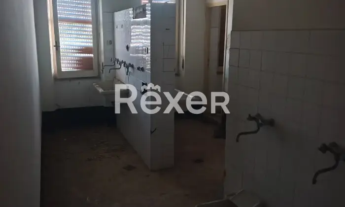 Rexer-Orosei-Vecchia-caserma-di-polizia-su-tre-piani-con-ampie-superfici-e-locali-accessori-Altro