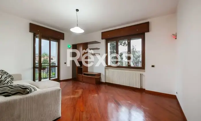 Rexer-Nova-Milanese-Trilocale-con-sottotetto-e-posti-auto-Salone