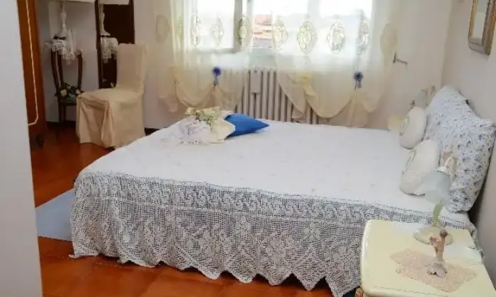 Rexer-Massa-e-Cozzile-Trilocale-con-terrazzo-CAMERA-DA-LETTO