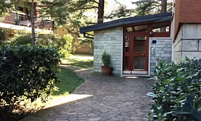 Rexer-Trieste-Ampio-appartamento-in-zona-residenziale-GIARDINO