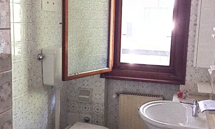 Rexer-Trieste-Ampio-appartamento-in-zona-residenziale-BAGNO