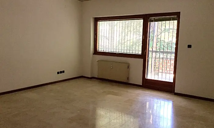 Rexer-Trieste-Ampio-appartamento-in-zona-residenziale-SALONE