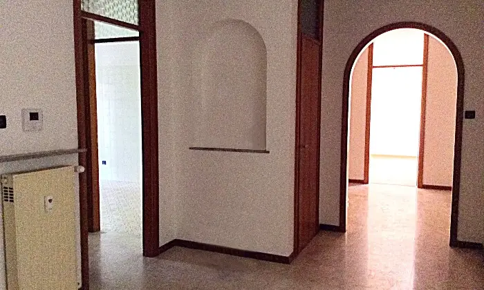 Rexer-Trieste-Ampio-appartamento-in-zona-residenziale-Ingresso-e-corridoi