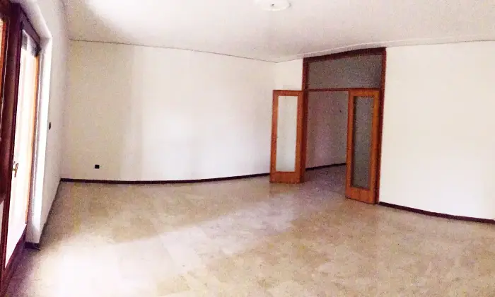 Rexer-Trieste-Ampio-appartamento-in-zona-residenziale-SALONE